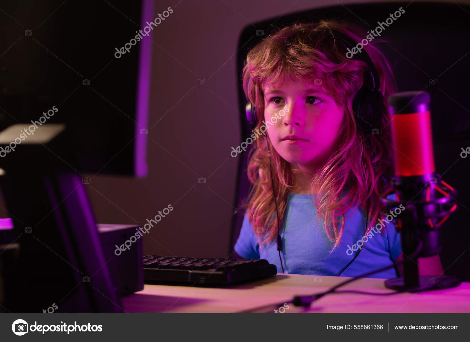 Criança joga um jogo de vídeo na tela do computador pc. Escola, estudo,  conceito de aprendizagem online. Gamer jogar jogos de computador.  Iluminação de néon. fotos, imagens de © Tverdohlib.com #558661366